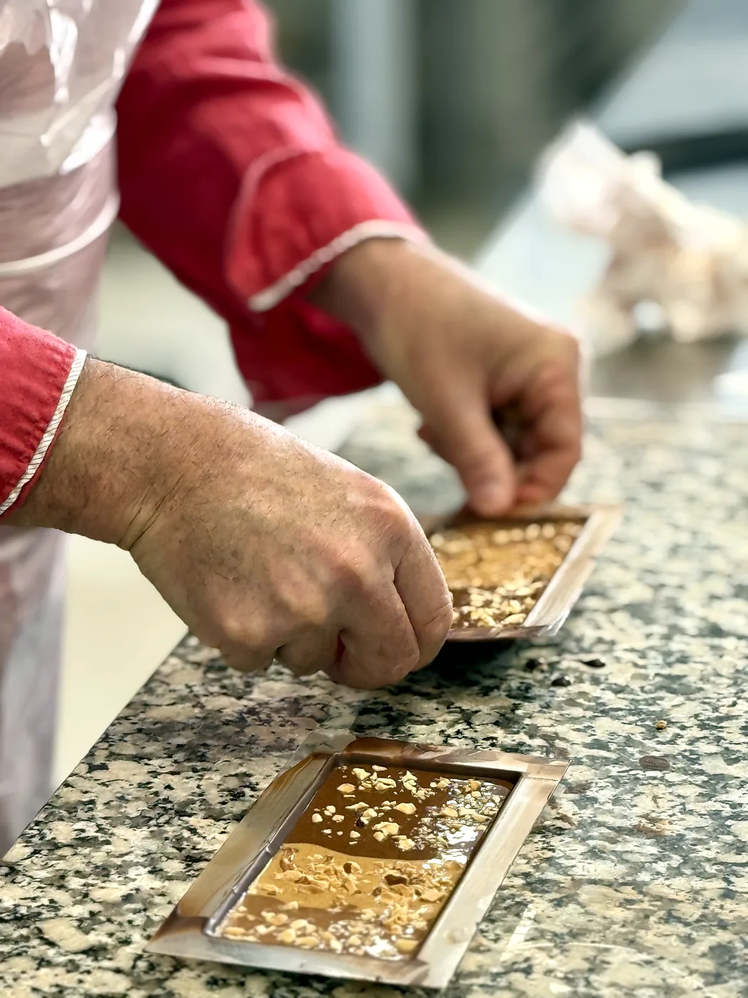 Participants garnissant leurs tablettes de chocolat