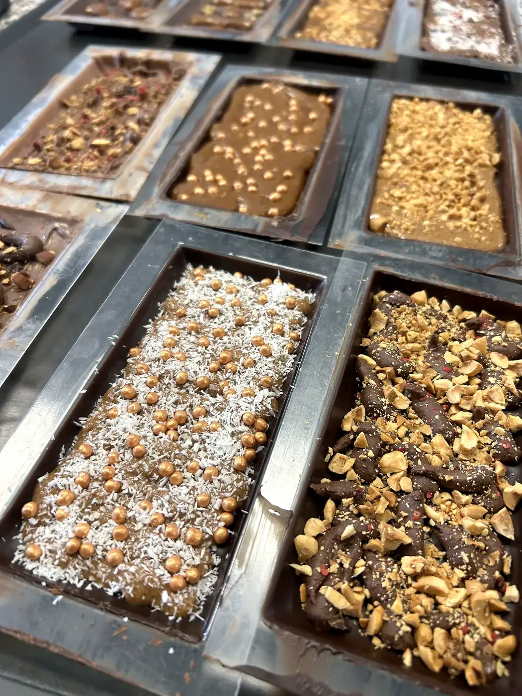 Tablettes de chocolat garnies de toppings variés