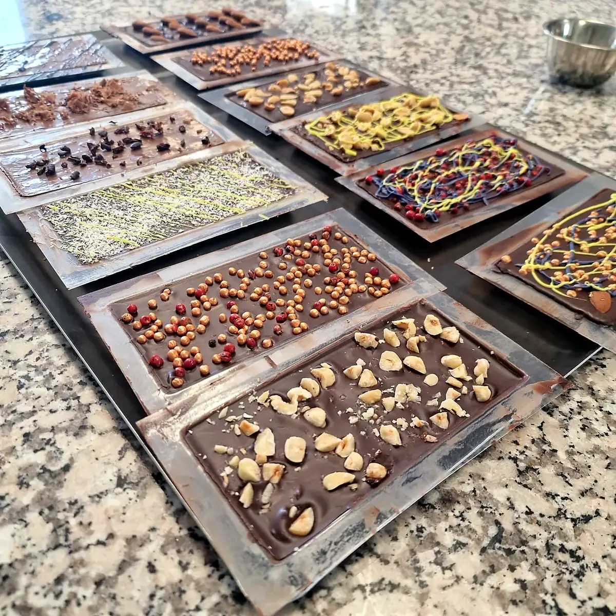 Plusieurs tablettes de chocolat prêtes à démouler